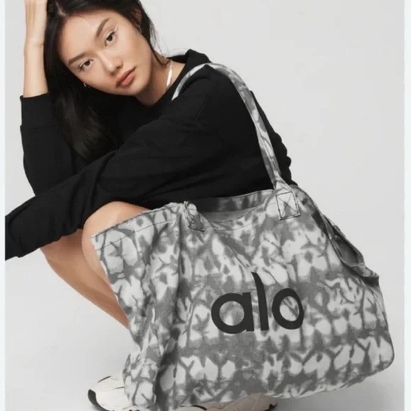 ALO Iconic Shopper Tote - Picture 2 of 6